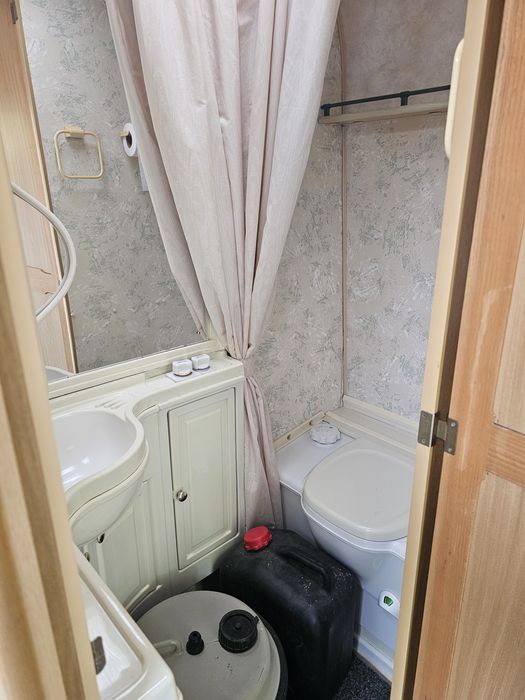 Намалена цена! Регистрирана, 2-местна лека каравана с 2 форселта и мув