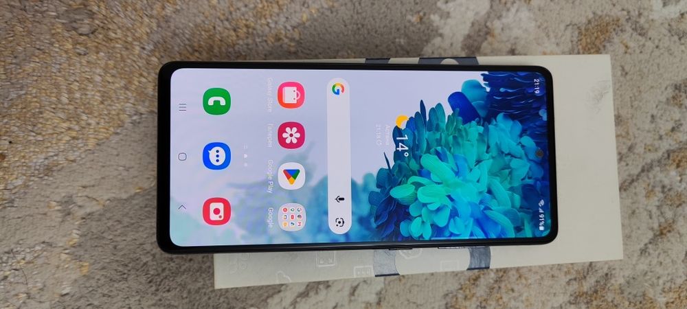 Продам Samsung galaxy s 20 fe.