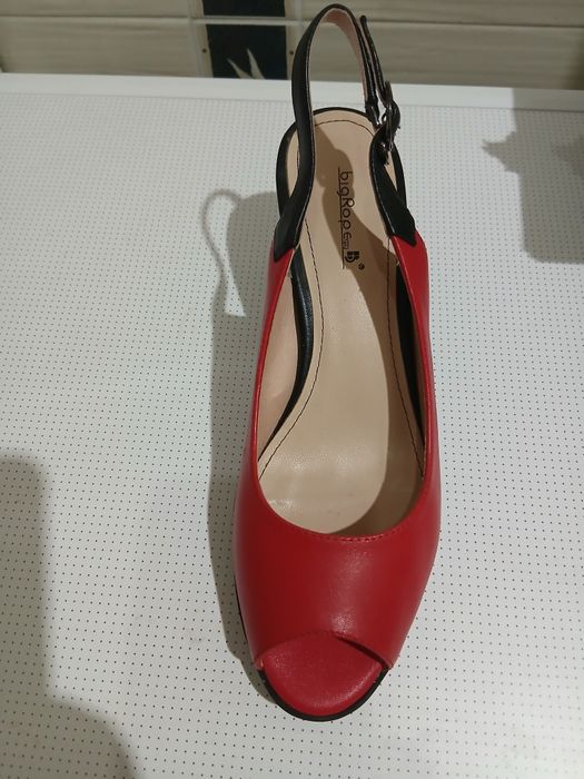 Продам босоножки