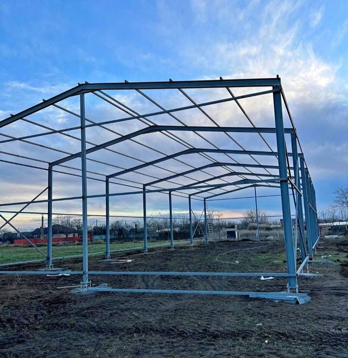 Vând structura metalică de 12 m x20 m x4 m cu montaj preț 5500€ vând structura metalică de 10 m x15 m x4 m preț 3700€ cu montaj vând structura metalic