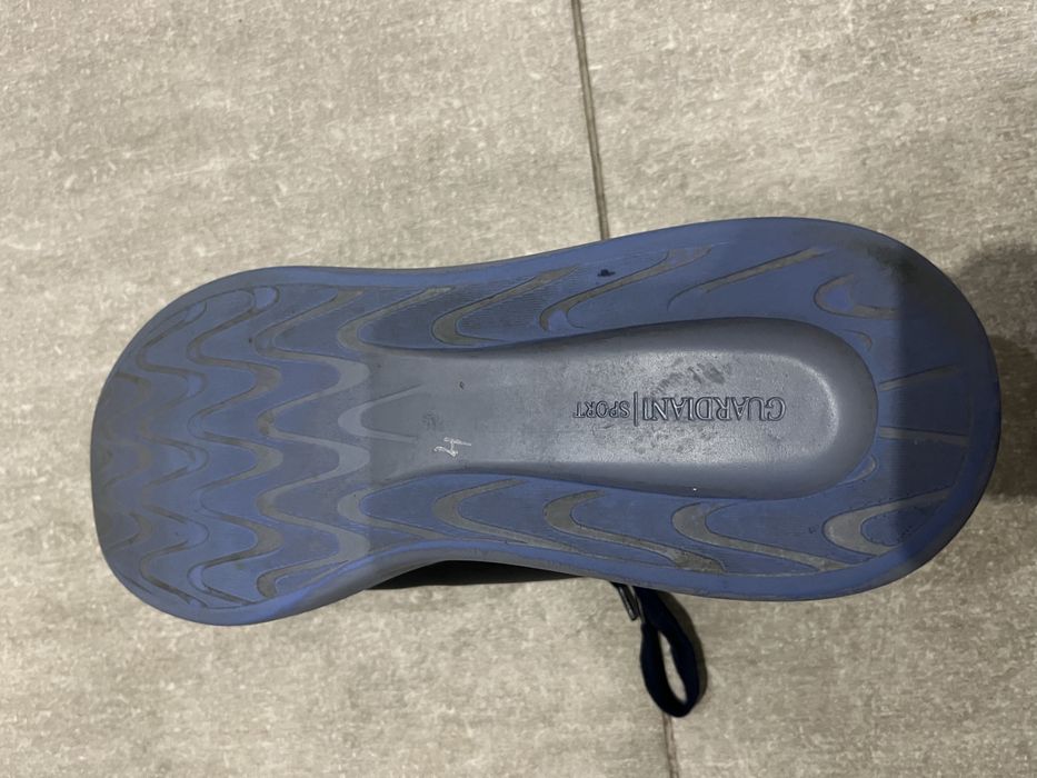 Тъмно сини обувки