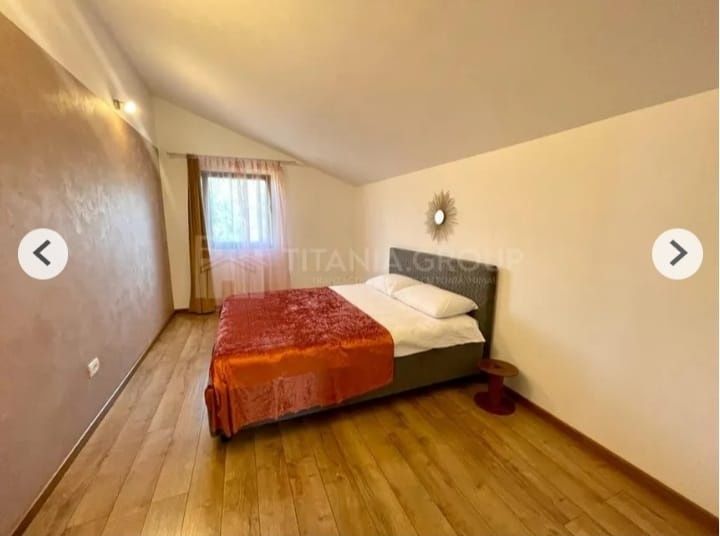 Vand vila moderna +vila la rosu (4.100 metri de teren si padure de mesteacan)