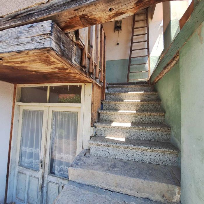 Къща в с. Пещерна! Спокойна и озеленена среда!