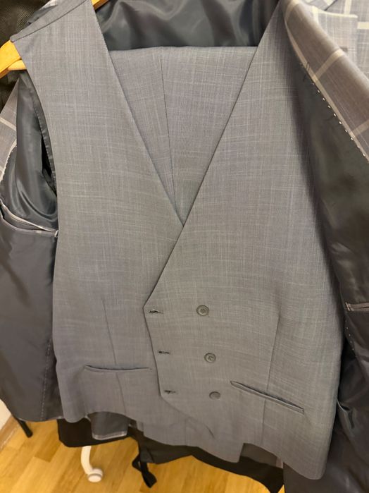 Costum din pantaloni, vestă și sacou