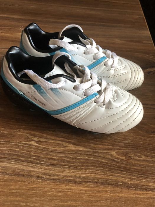 Футболни стоки бутонки Найк и Диадора, кори Адидас