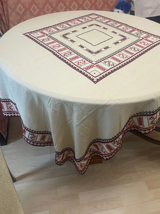 ЗАПАЗЕНА ! Покривка за маса-ръчна бродерия