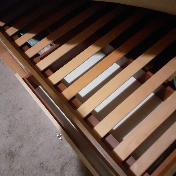 Еденично спално легло