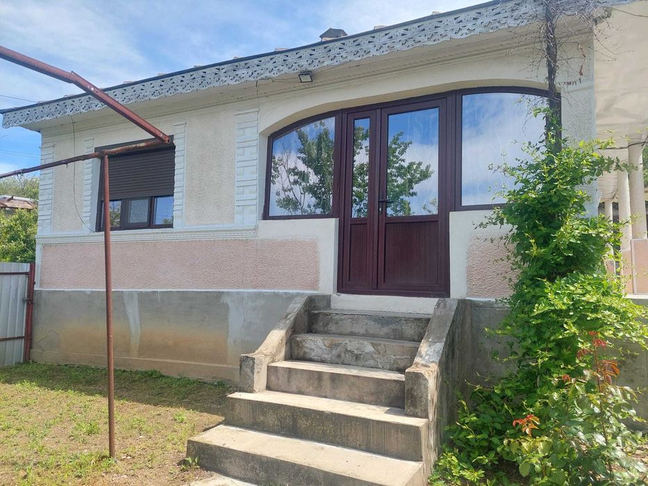 Casă in sat Negrileşti, județul Galați, 1900mp la 15 km de Tecuci.