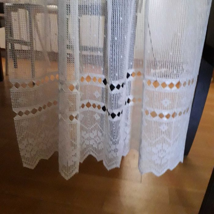 Две пердета за малък прозорец