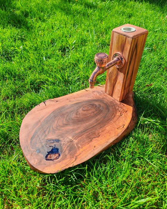 Дъспенсъри за алкохол и дъски от дърво и епоксидна смола