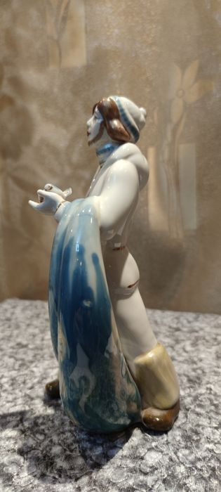 Статуэтка фарфоровая