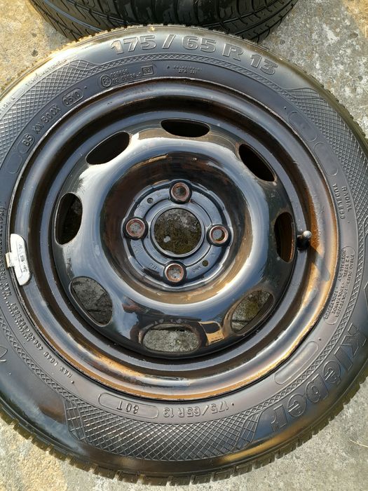 Vând 4 cauciuciucuri cu tot cu janta R13