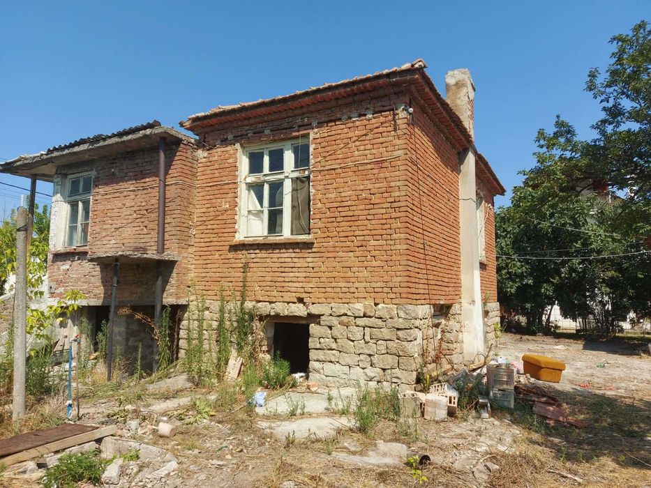 Къща с масивна постройка