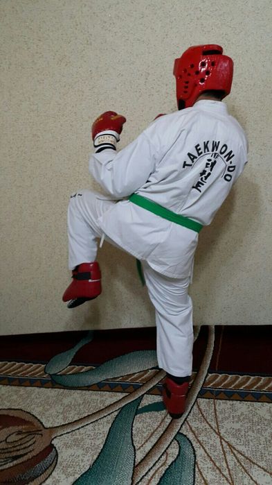 KARATE Komplekt.. { Kimano + Shlem + Perchatka + Aksesuar }. OPTOM