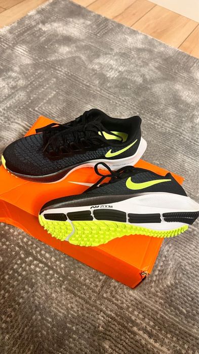 Nike кроссовки новые