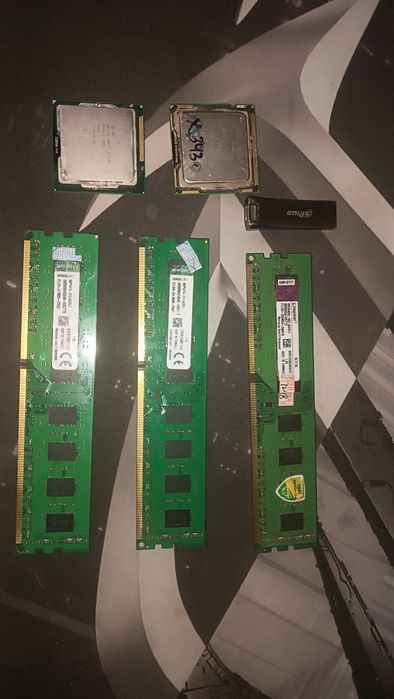 3 оперативнын память ОЗУ, Флешка 64 Гб, и два процессора.