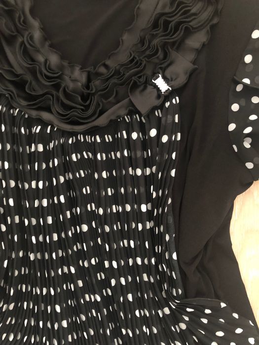 Bluza neagră cu buline albe