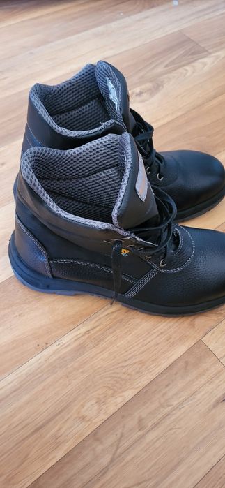 Специальная ботинка для работы