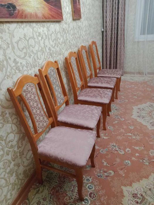 стулья пять штук, обивка сидений новая.