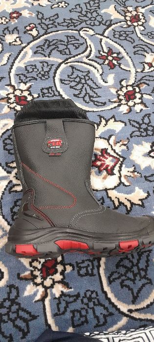 Продам утепленые рабочие сапоги