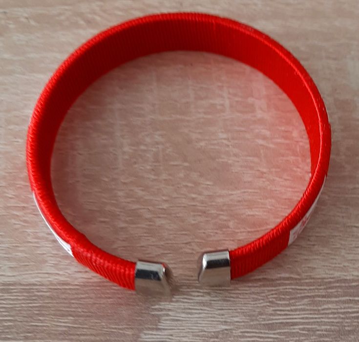 Мек пуловер и нова плътна тениска с якичка  и две гривни  със зодия и