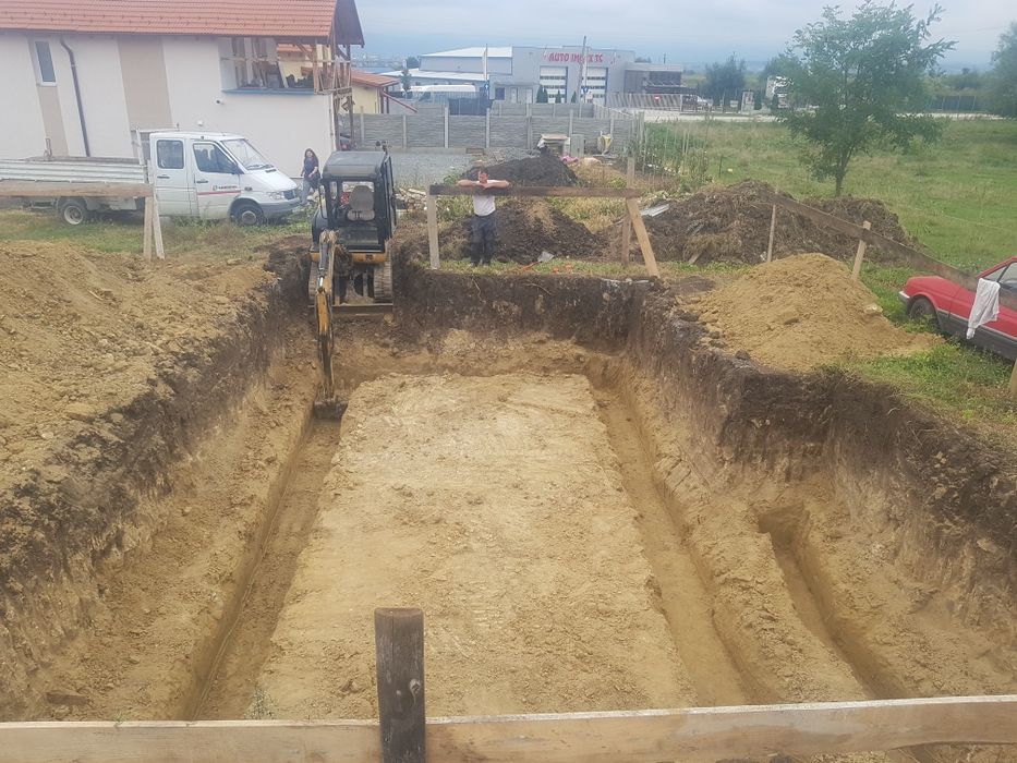 Inchiriez miniexcavator sapat santuri fundații terasamente nivelari
