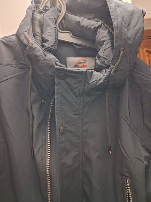 Куртка зимняя очень тёплая.