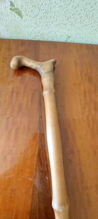 Продаю деревянную трость. Длина 95см.