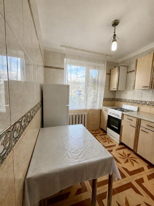Продам 2 комн квартиру район школьник