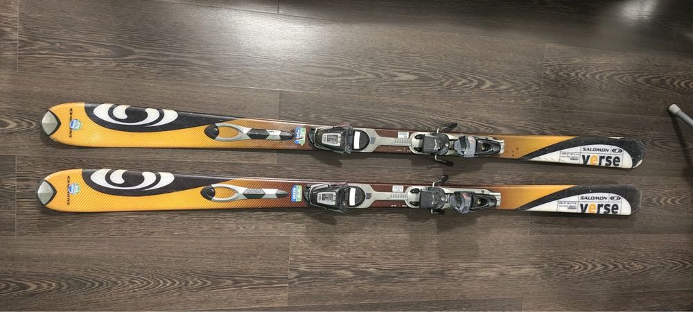 Vând echipament schi Salomon.