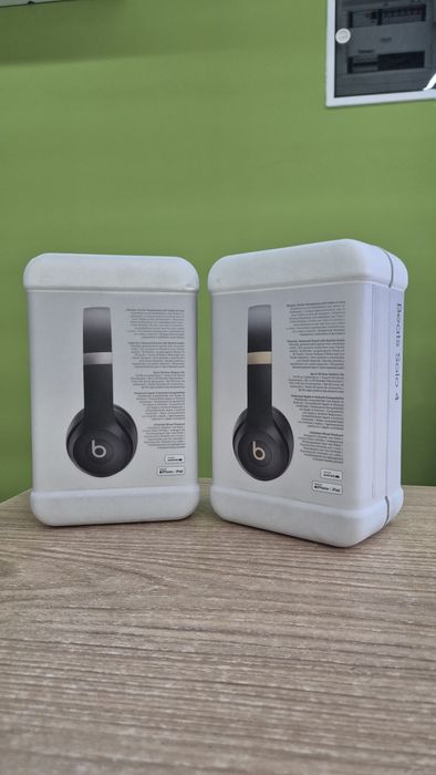 Beats Solo 4 Black& Gold, Matte Black