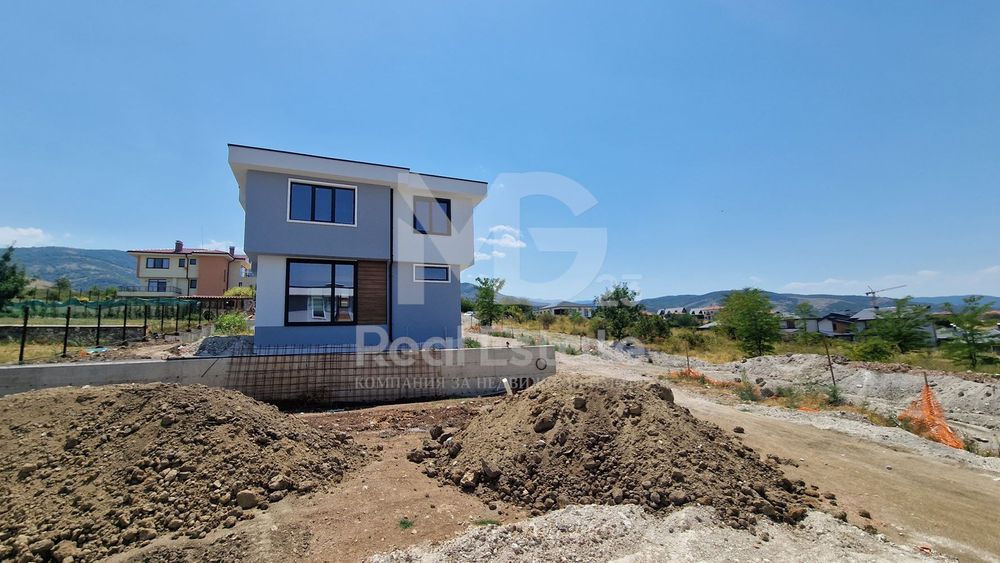 Двуетажна къща с ТРИ СПАЛНИ, завършена до ключ в Марково!