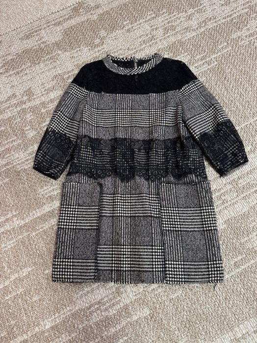 Женское платье с кружевной отделкой