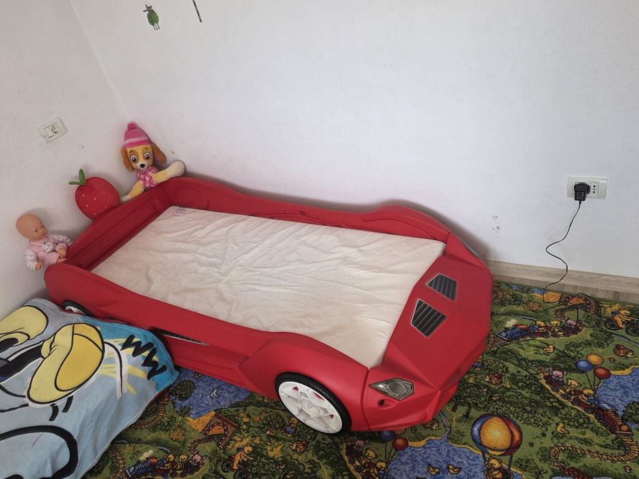 Vând pat pentru copii în formă de mașinăVând pat pentru copii în formă de mașină