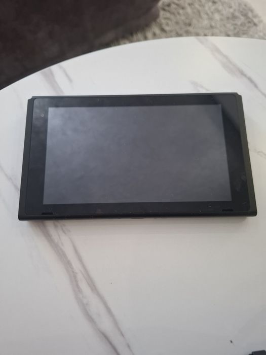 Nintendo switch + 2 джойстика + 8 игри