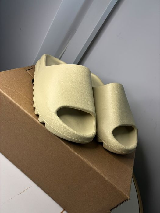 Papuci Adidas Yeezy Slides „Bone” / Pure – Ediție Premium, Noi la Cutie