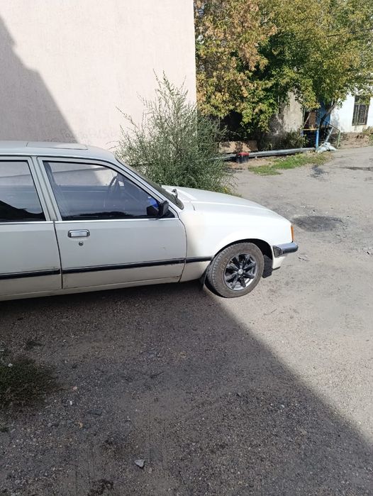 Опель- Рекорд белая