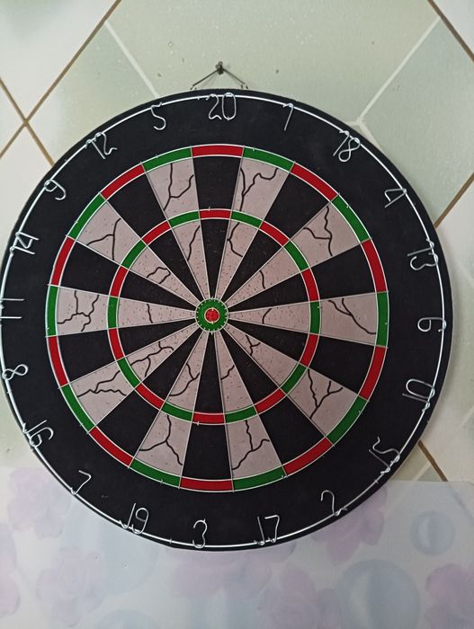 Продаётся дартс и шесть дротиков