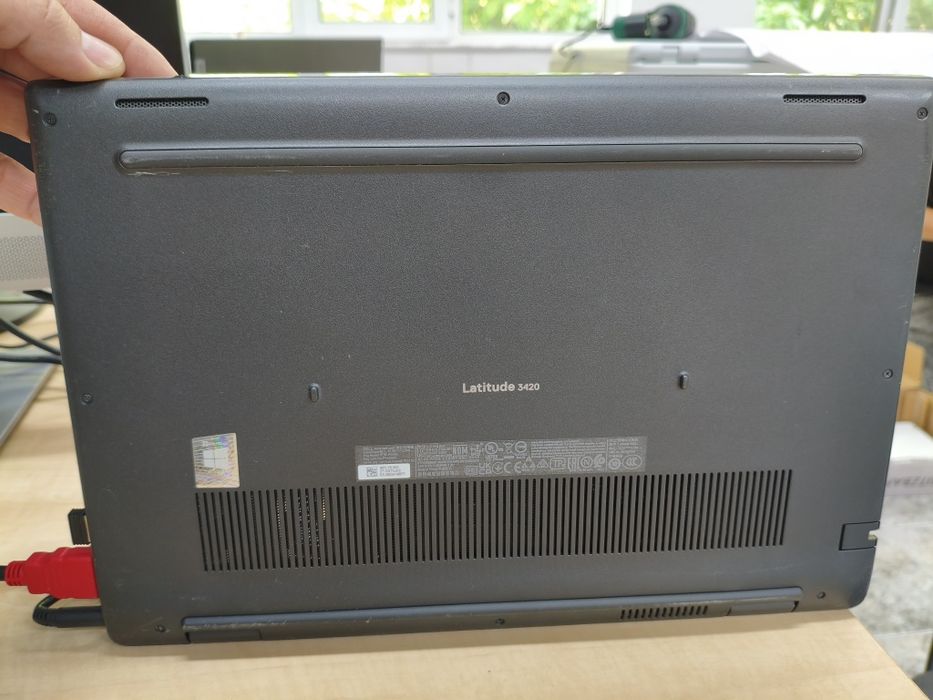 Продавам Dell Latitude  3420