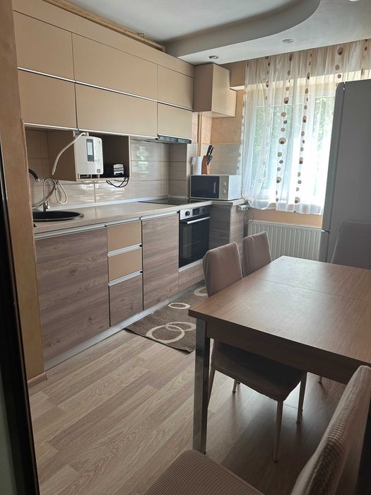Inchiriez apartament 3 camere Prundu