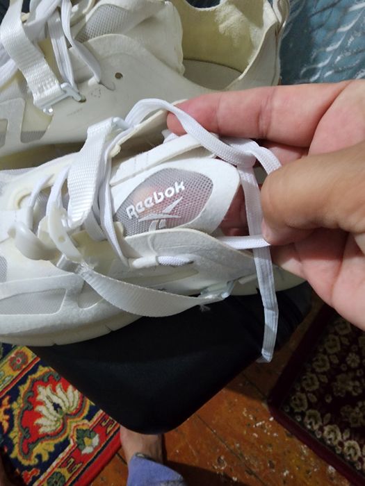 Красовки мужские 40 размер фирмы Reebok  белого цвета новые.
