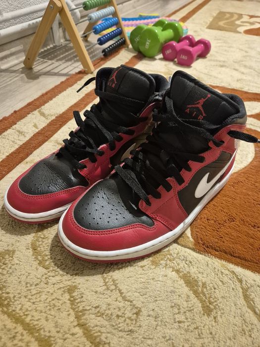 Jordan 1 mid pe rosu