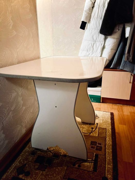 Кухонный стол продаётся.