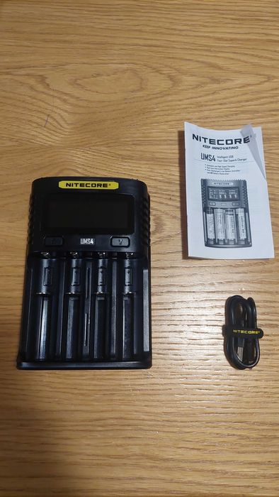 Зарядно Nitecore UMS4 за четири батерии