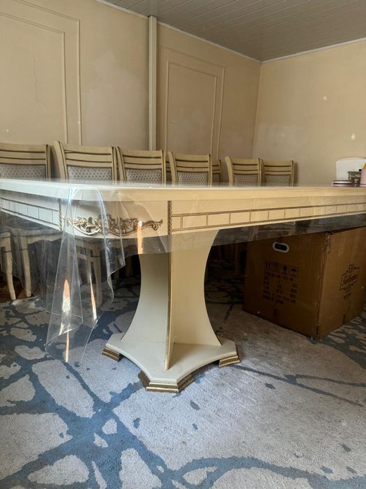 Стол для гостинной