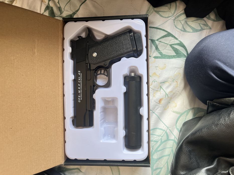 Продам игрушечный пистолет