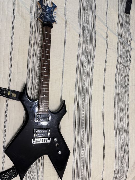 B.C. Rich Bronze Series Warlock (24 прагчета)