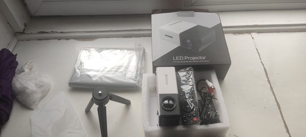 Продается новый проектор yg300