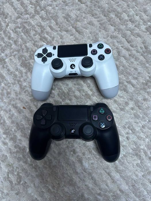 Playstation 4 Slim 1TB (PS4 Slim) + 2 manete + statie incarcare manete