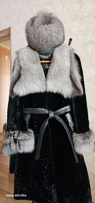 Шуба натуральная в отличнейшем состоянии. 44-46 размер. Мутон и песец.
